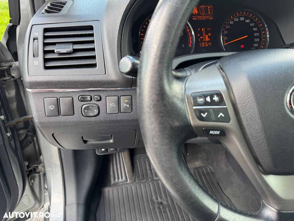 Toyota Avensis 2.0 D-4D Sedan Luna - 9