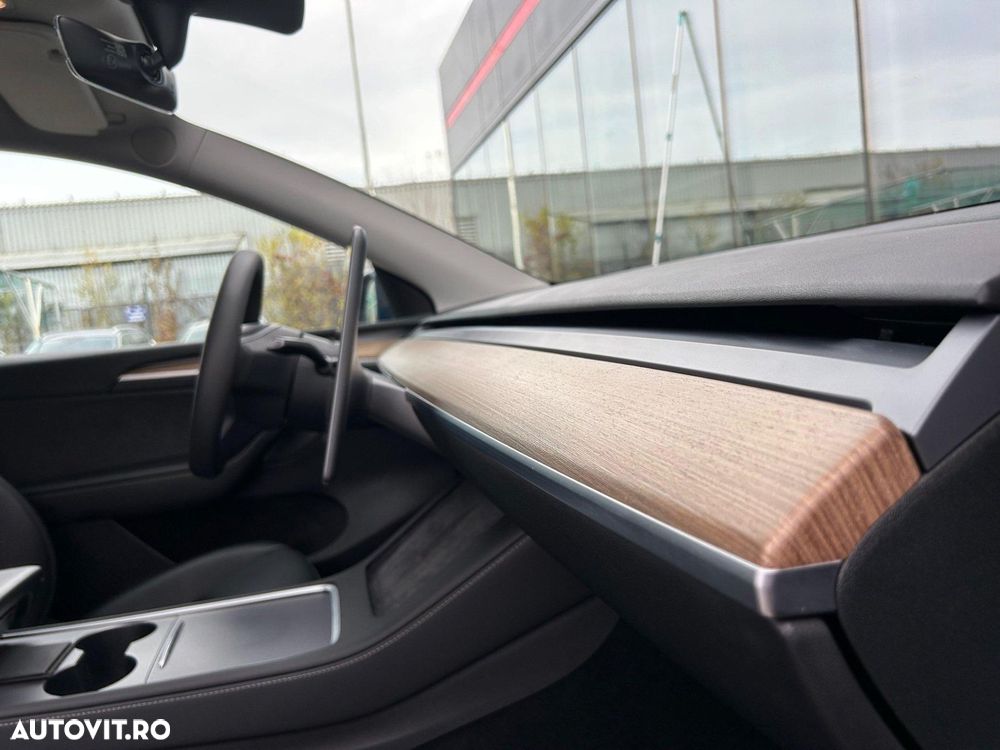 Tesla Model Y Long Range Dual Motor AWD - 16