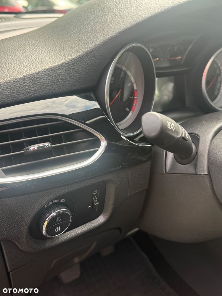 Opel Astra 1.4 T Dynamic S&S - 18