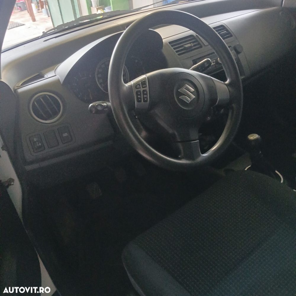 Suzuki Swift 1.3 Club - 3