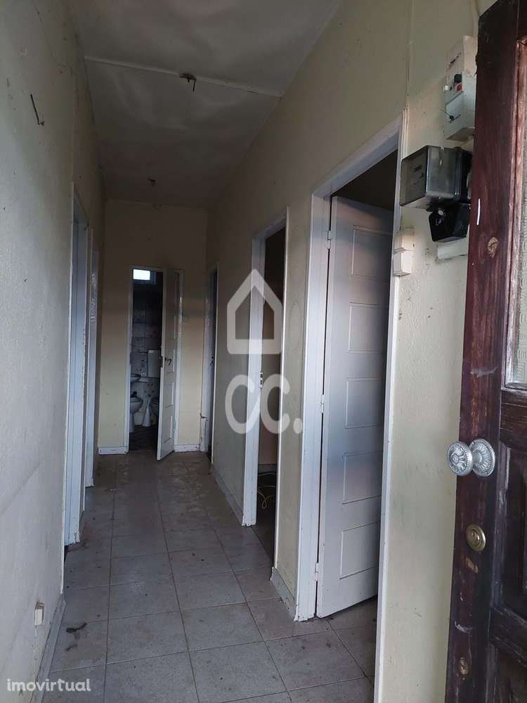 Moradia para restauro com terreno na periferia da cidade excelente opo - Grande imagem: 2/15