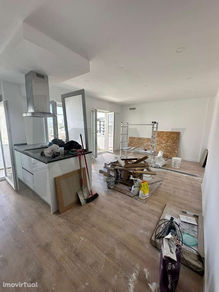 Apartamento T3 Renovado em Benfica com Varanda – Localização Central - Grande imagem: 3/42