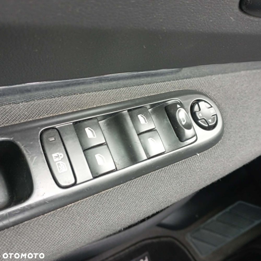 Peugeot 5008 1.6 THP Family 7os - 29
