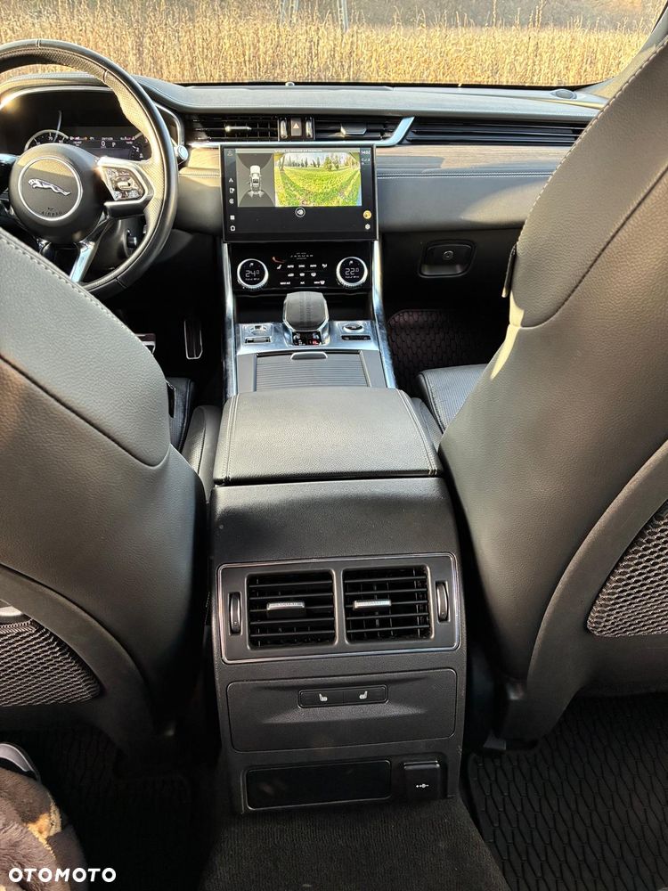 Jaguar XF P300 AWD R-Dynamic SE - 12
