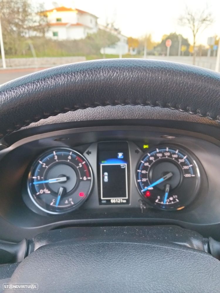 Toyota Hilux 2.8 D-4D 4WD Invincible TA - 1