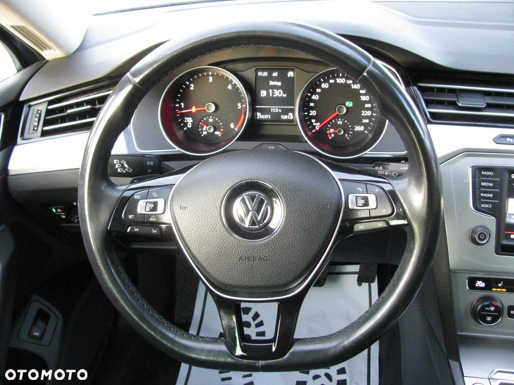 Volkswagen Passat 2.0 TDI SCR DSG Comfortline - 23