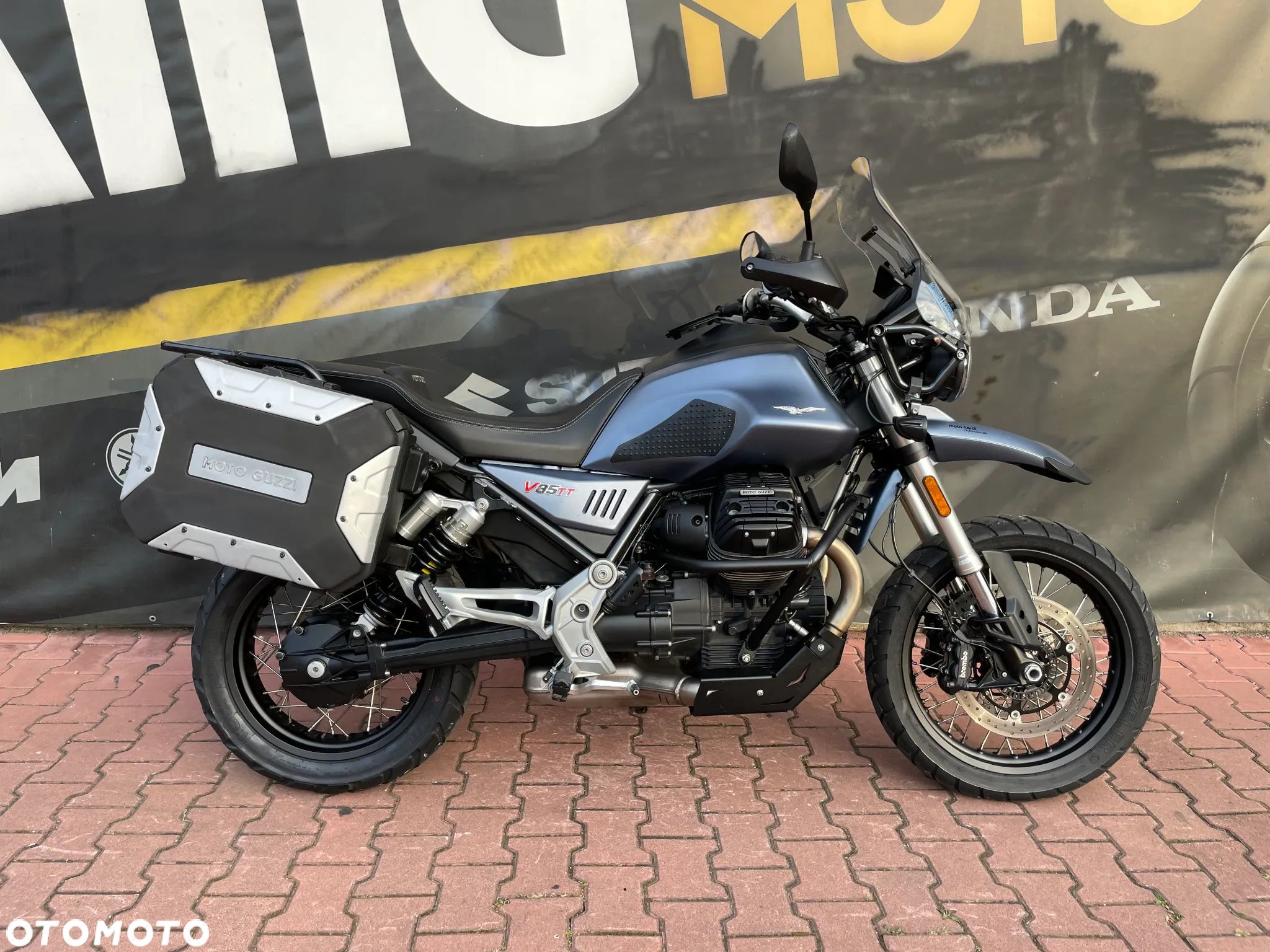 Moto Guzzi V85 - 1