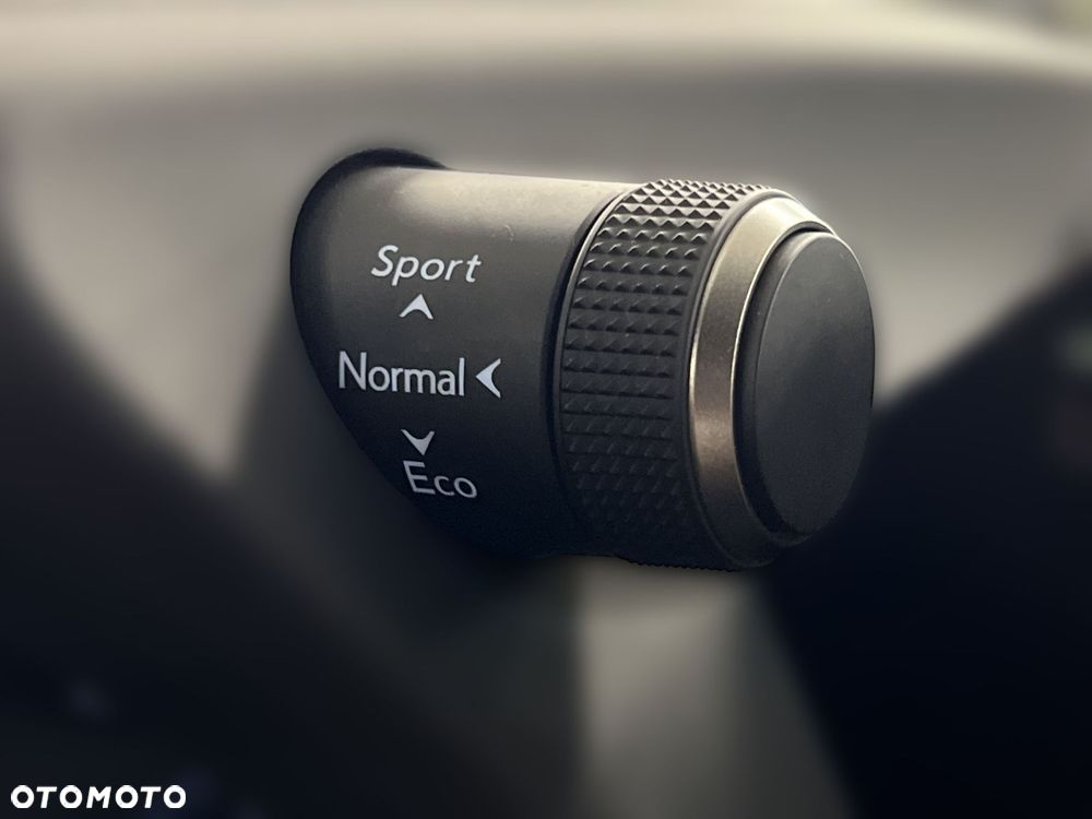 Lexus UX - 35