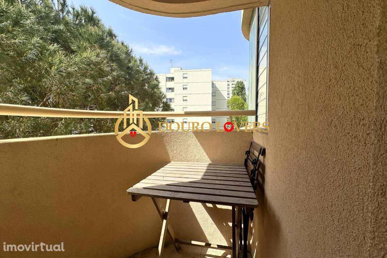 T2 c/ varanda junto ao Polo Universitário e Hospital S. João - Grande imagem: 5/27