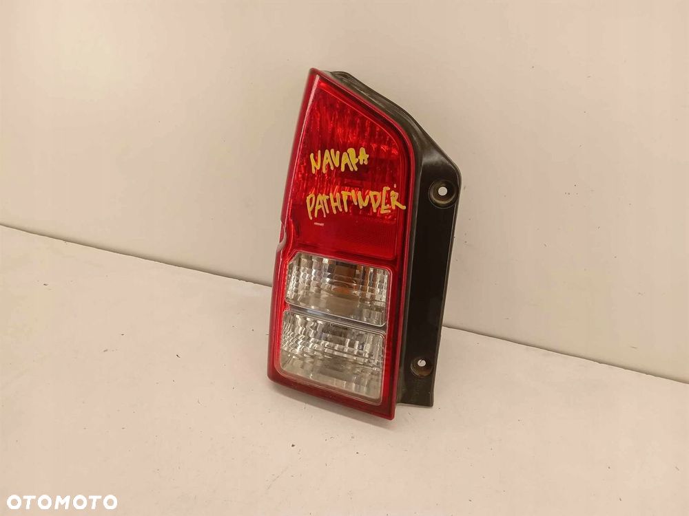 LAMPA LEWA TYLNA NISSAN NAVARA Pathfinder III - 2