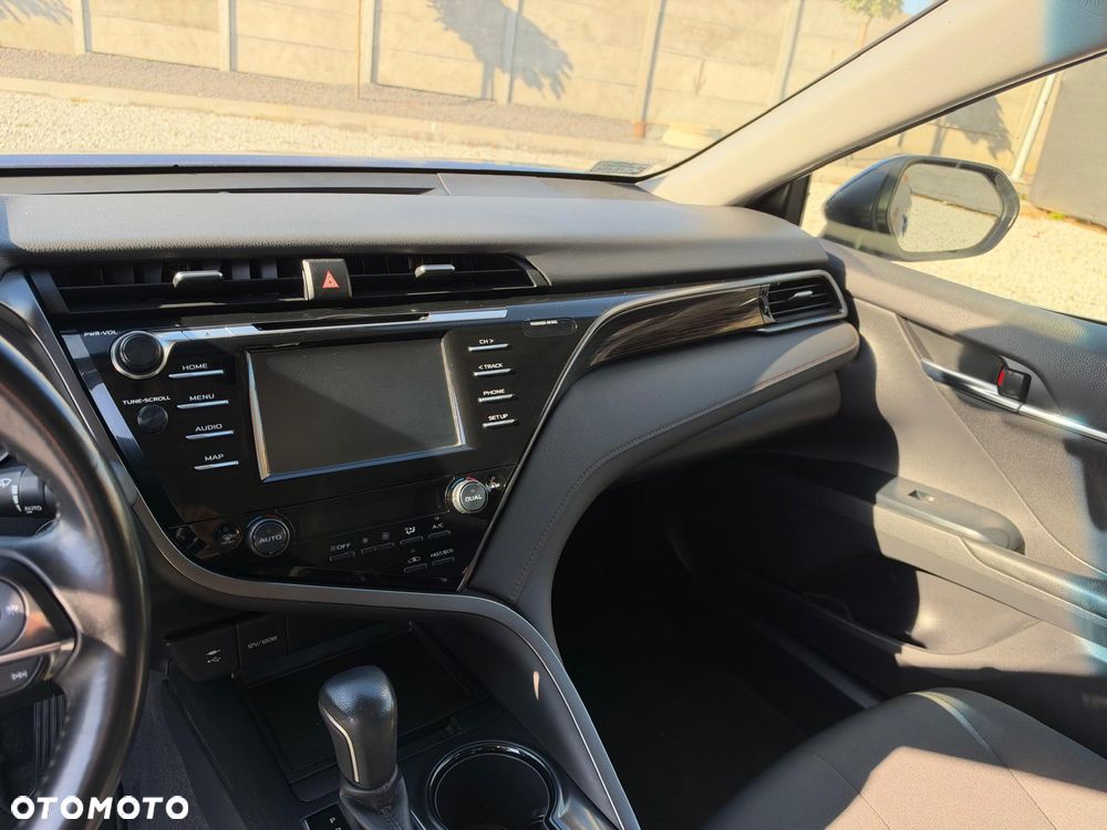 Toyota Camry 2.5 Hybrid Comfort CVT - 22