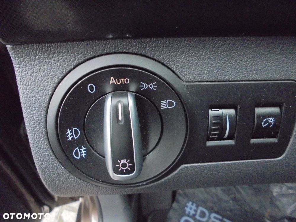 Volkswagen Touran 2.0 TDI DPF BlueMotion Technology DSG Highline - 8