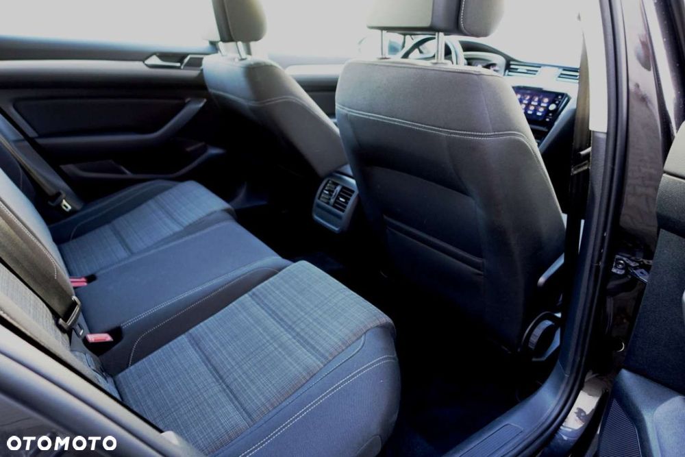 Volkswagen Passat - 16