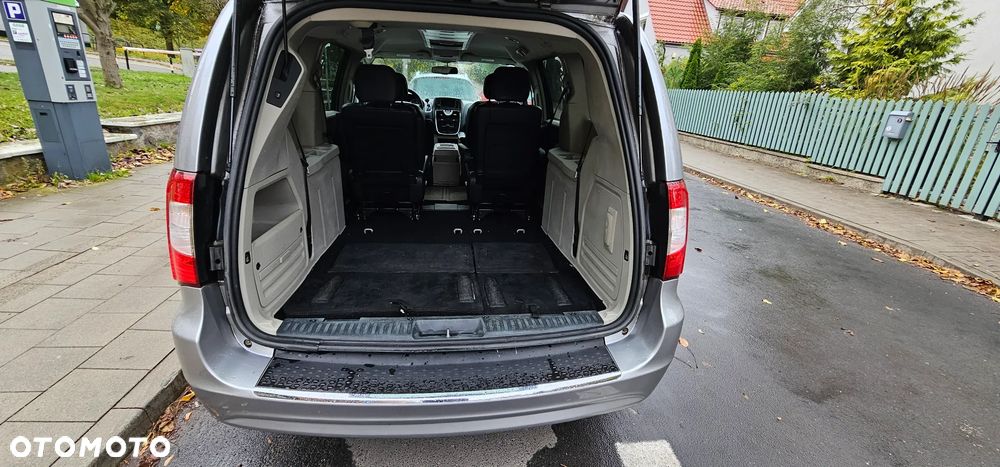 Chrysler Town & Country - 31