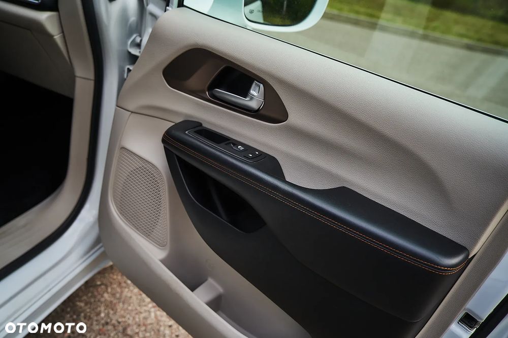 Chrysler Pacifica - 23