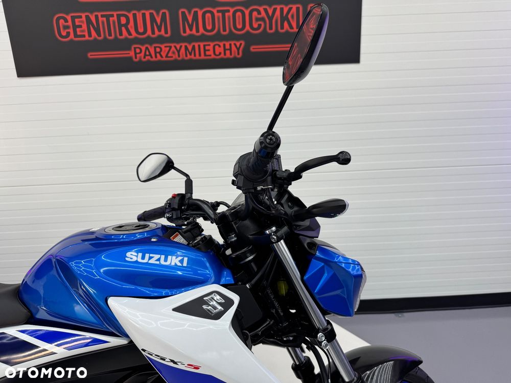 Suzuki GSX - 16