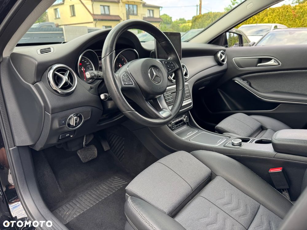 Mercedes-Benz GLA 200 d 4Matic 7G-DCT - 18