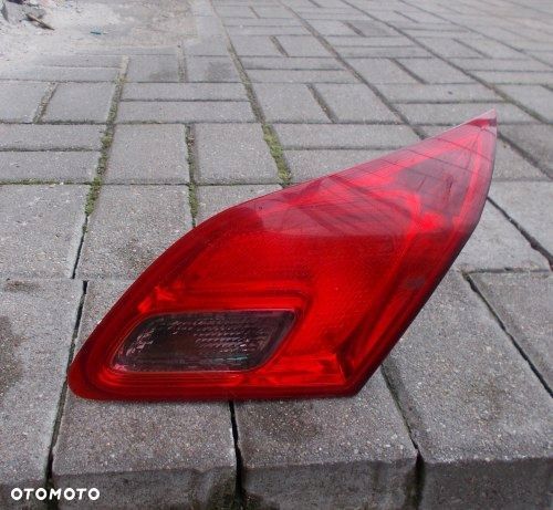 OPEL ASTRA J IV HB PRAWA TYLNA LAMPA W KLAPE - 1