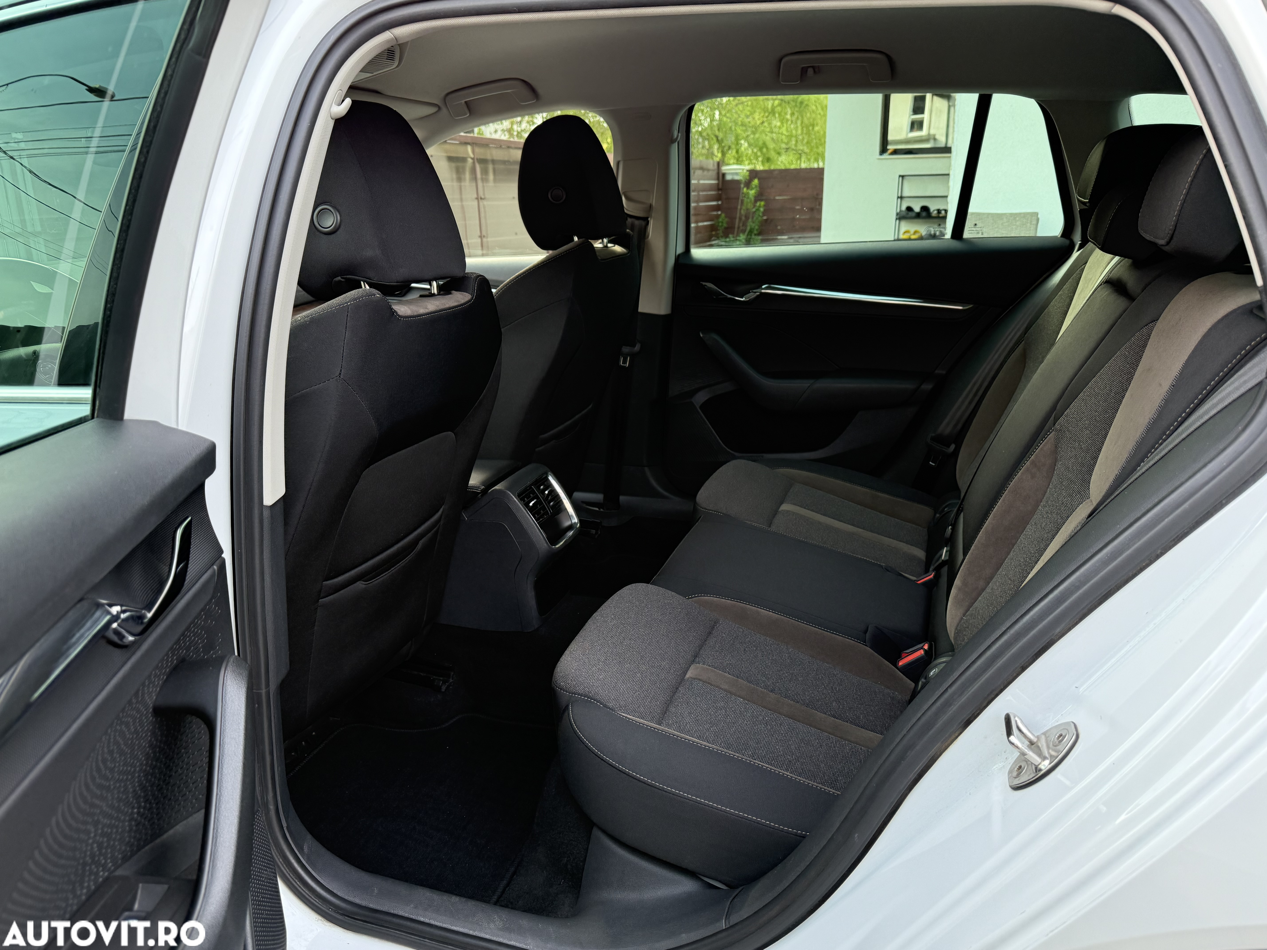 Skoda Octavia Combi 2.0 TDI DSG 4X4 Scout - 6