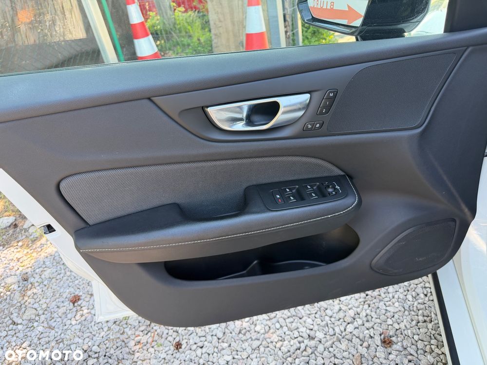 Volvo V60 B3 B R-Design - 18