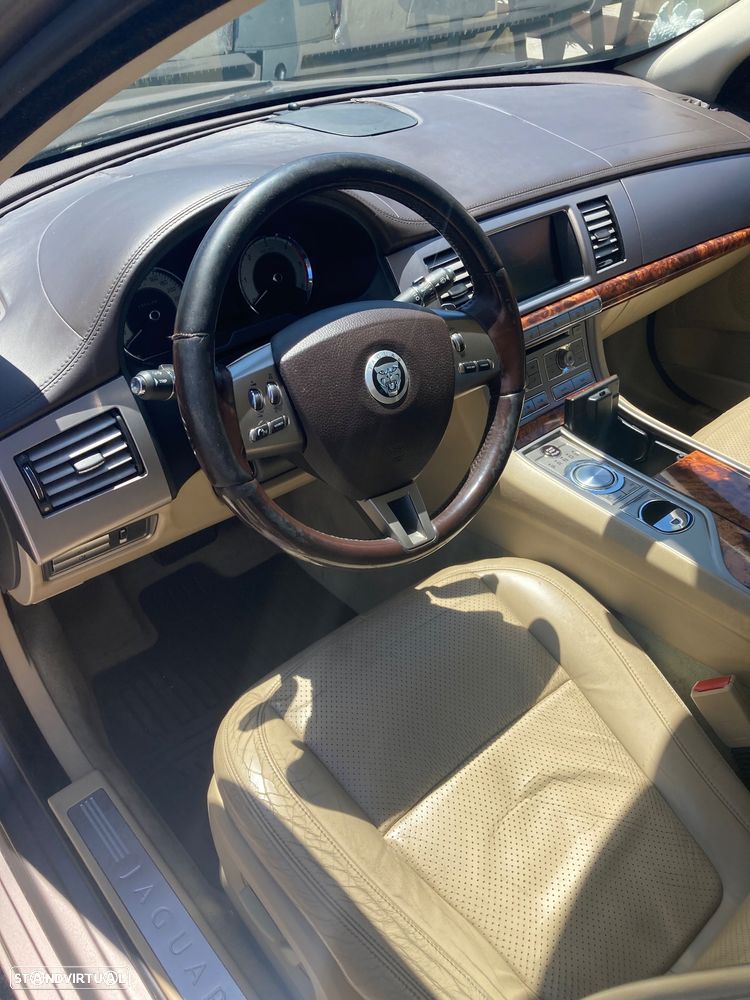 Jaguar XF 2.7 D V6 Luxury - 4