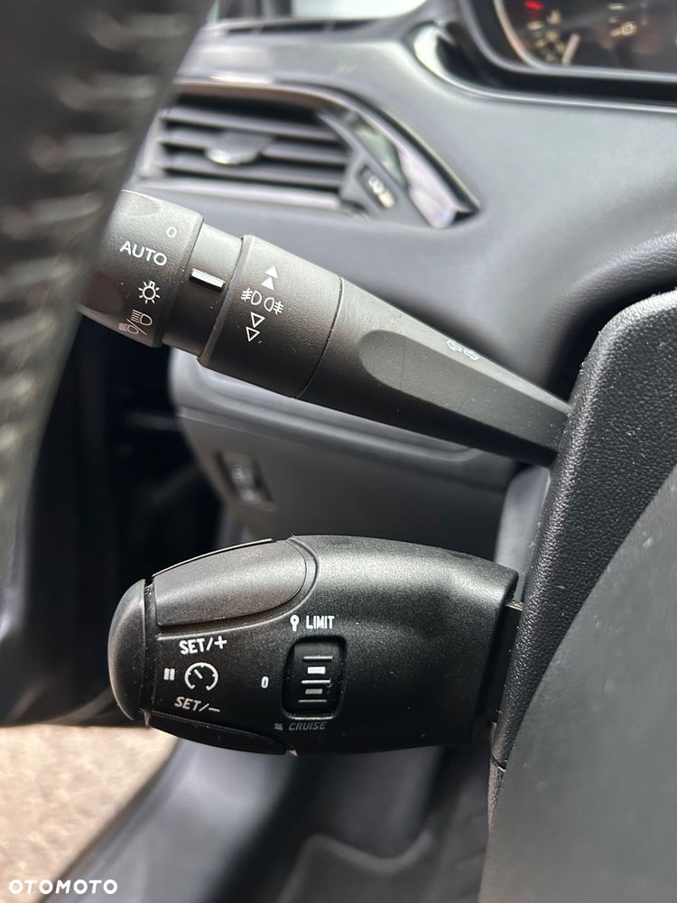 Peugeot 208 1.2 PureTech GPF Signature S&S - 14