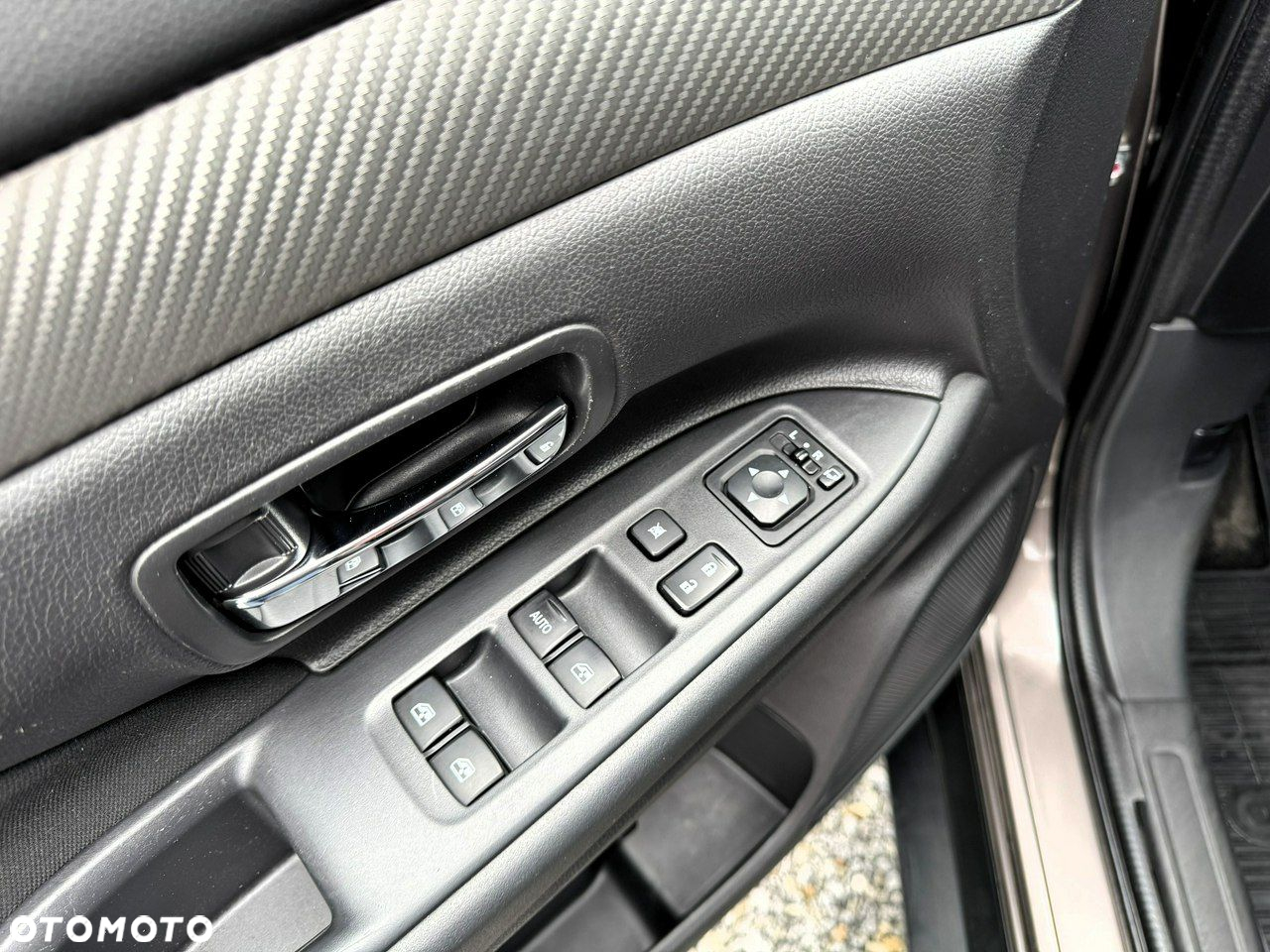 Mitsubishi Outlander 2.0 Intense + 4WD CVT - 13