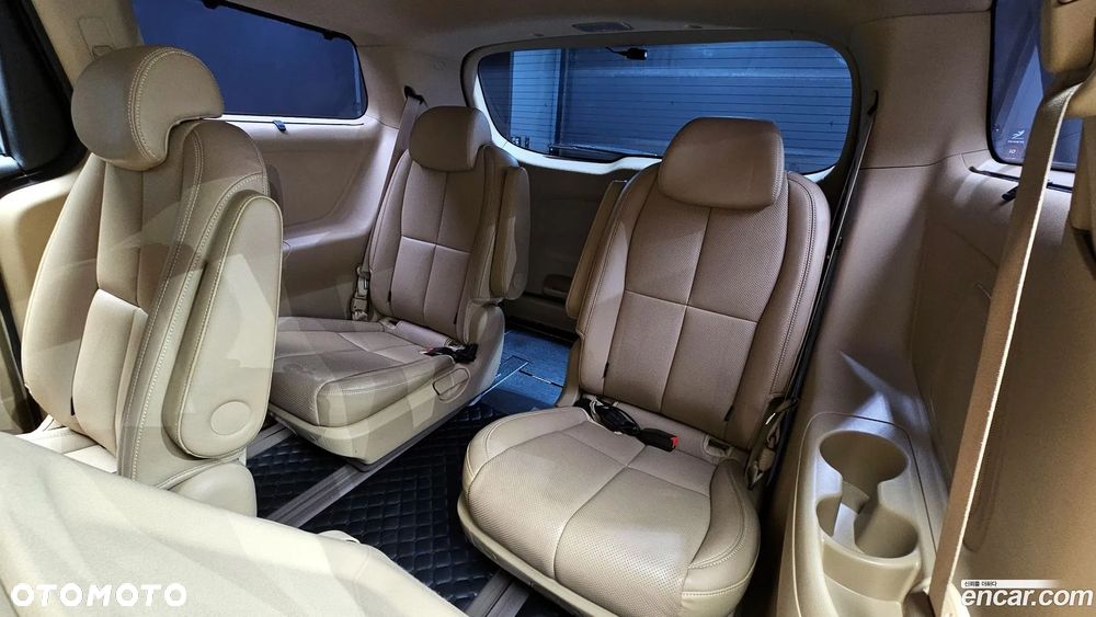 Kia Carnival - 17
