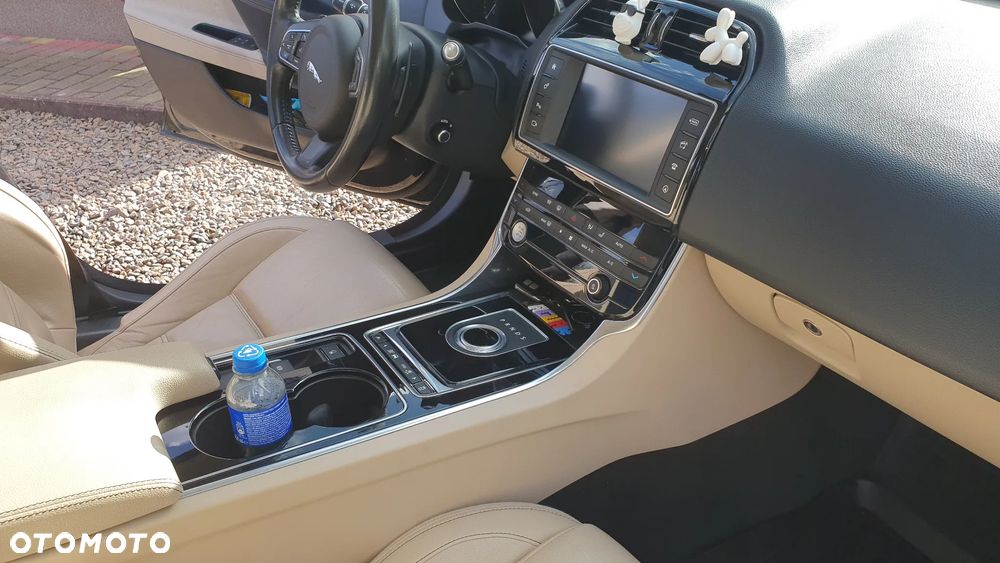 Jaguar XE 2.0 D Prestige - 16