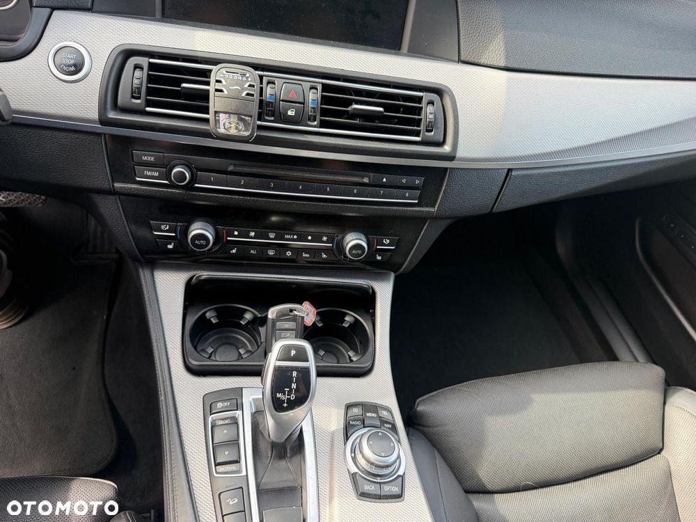 BMW Seria 5 550i xDrive - 29