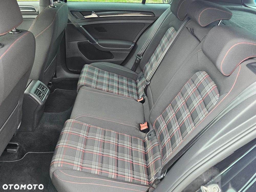 Volkswagen Golf - 12