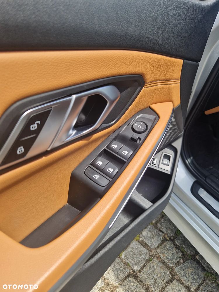 BMW Seria 3 330e xDrive - 24