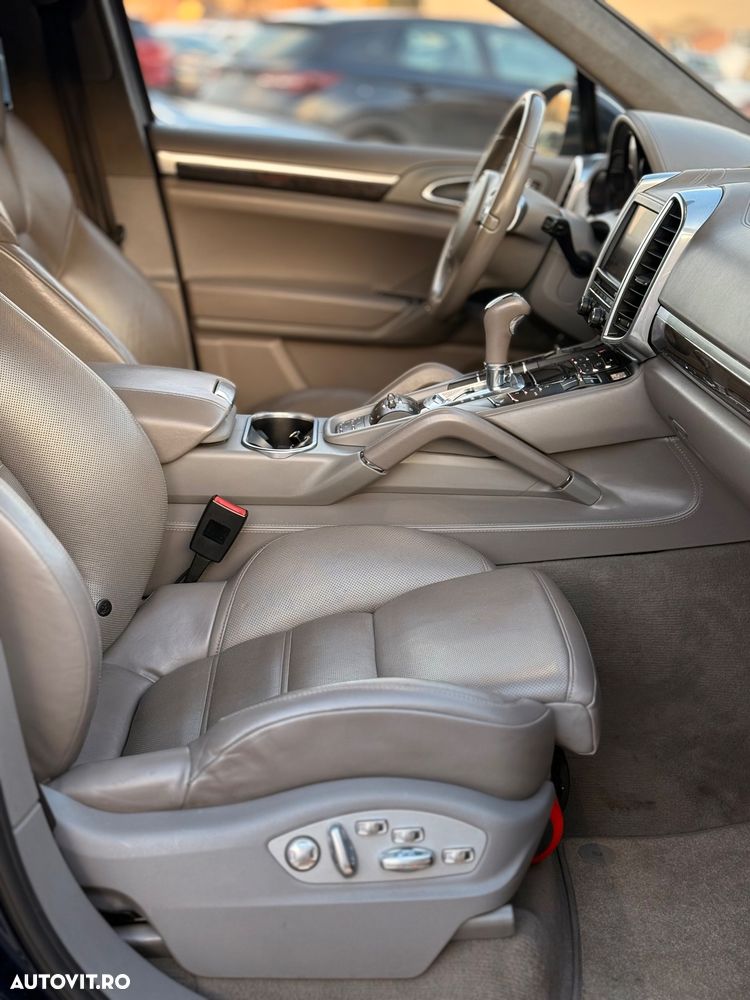 Porsche Cayenne 3.0 L V6 - 12