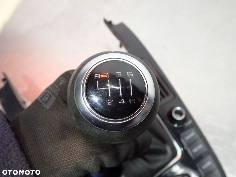 RAMKA WYBIERAKA BIEGÓW PANEL STEROWANIA RADIA AUDI A4 B8 - 12