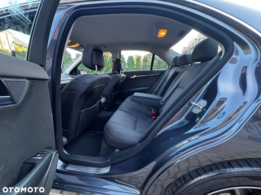 Mercedes-Benz Klasa C 180 CGI Automatik BlueEFFICIENCY Avantgarde - 26