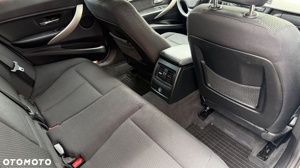 BMW Seria 3 318d Sport Line - 25