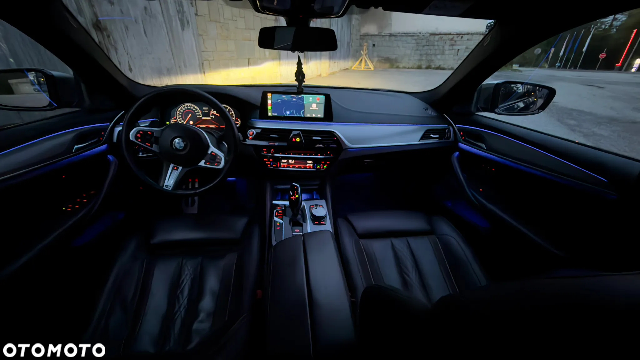 BMW Seria 5 M550i xDrive sport - 27
