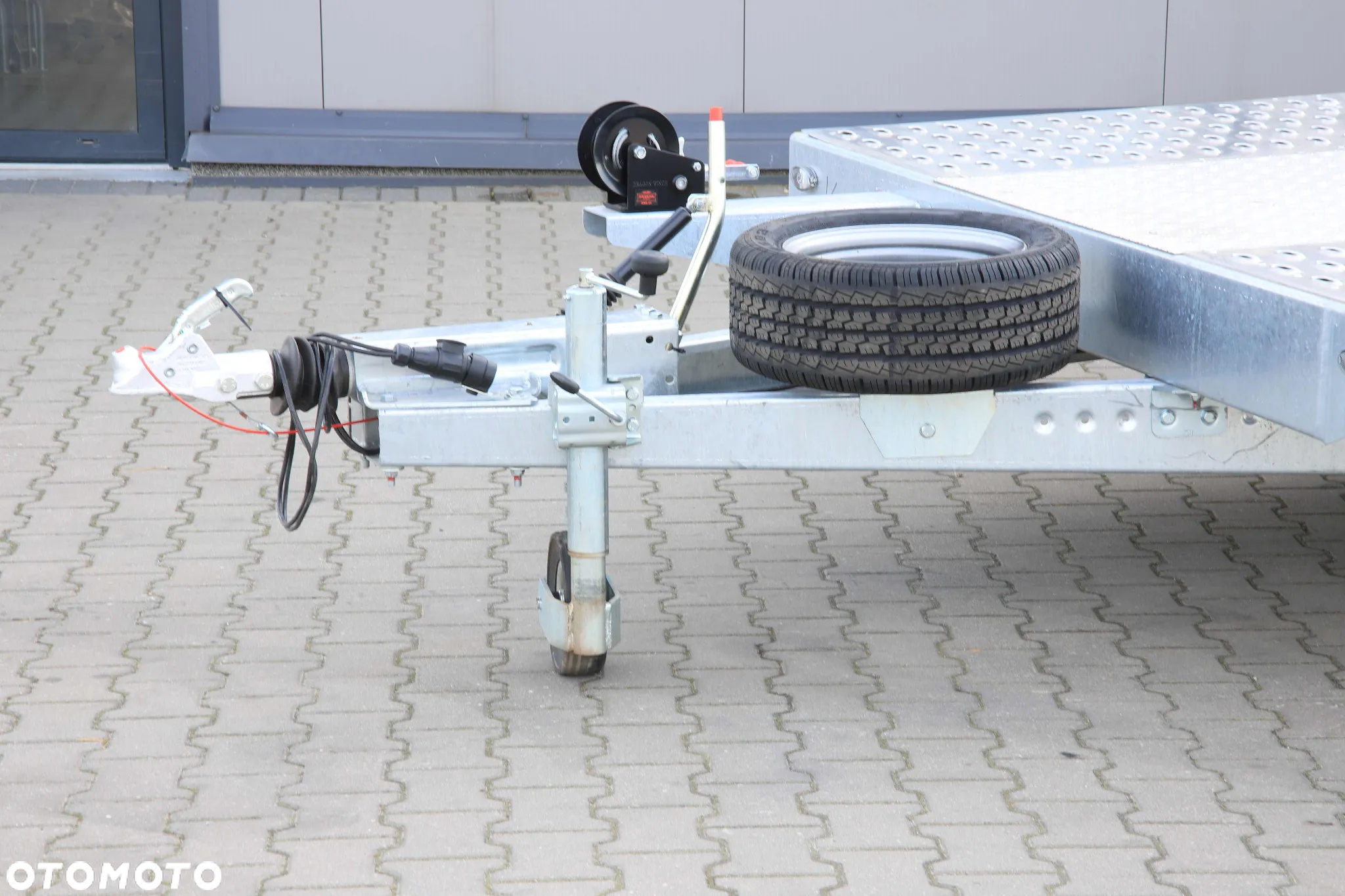Niewiadów Jupiter kolorowa blenda 5.5x2.1 wypełnienie alu ryfel 3 osie koła 195R13C DMC 3500 kg - 3