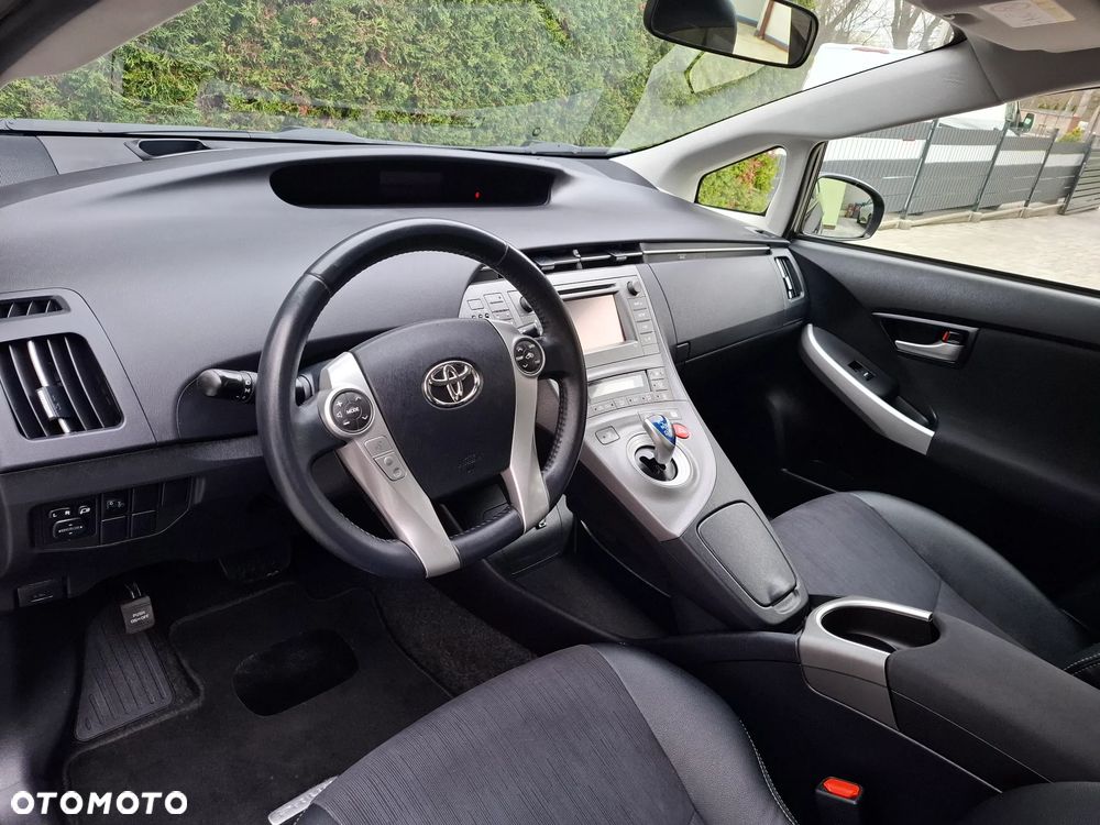 Toyota Prius (Hybrid) Executive - 14