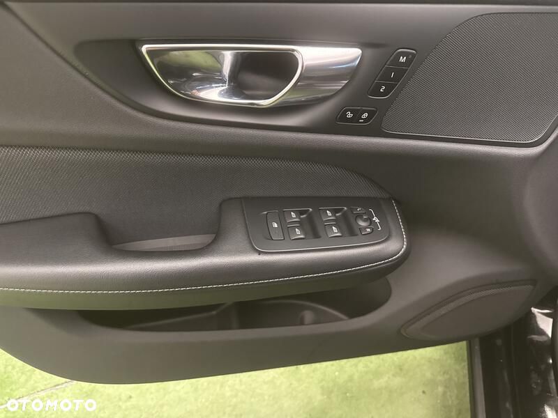 Volvo V60 B3 B R-Design - 12