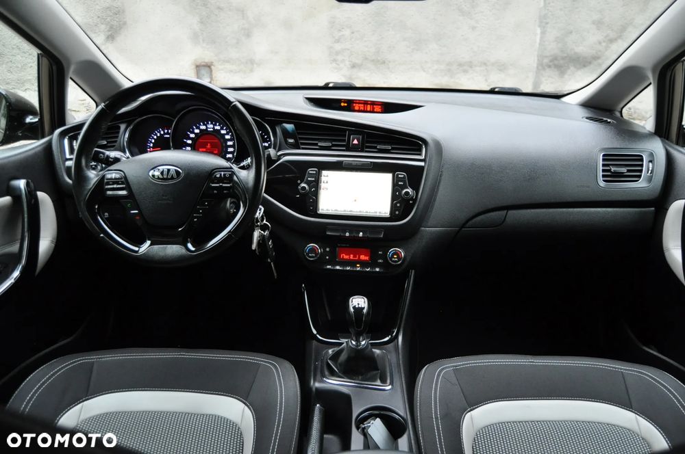 Kia Ceed 1.6 GDI ISG Dream-Team Edition - 12