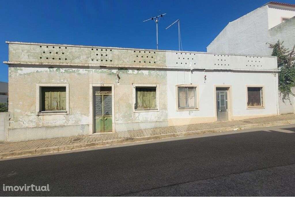 DUAS MORADIAS T2 GEMINADAS PARA RECUPERAR + LOTE DE TERRENO URBANO com - Grande imagem: 3/14