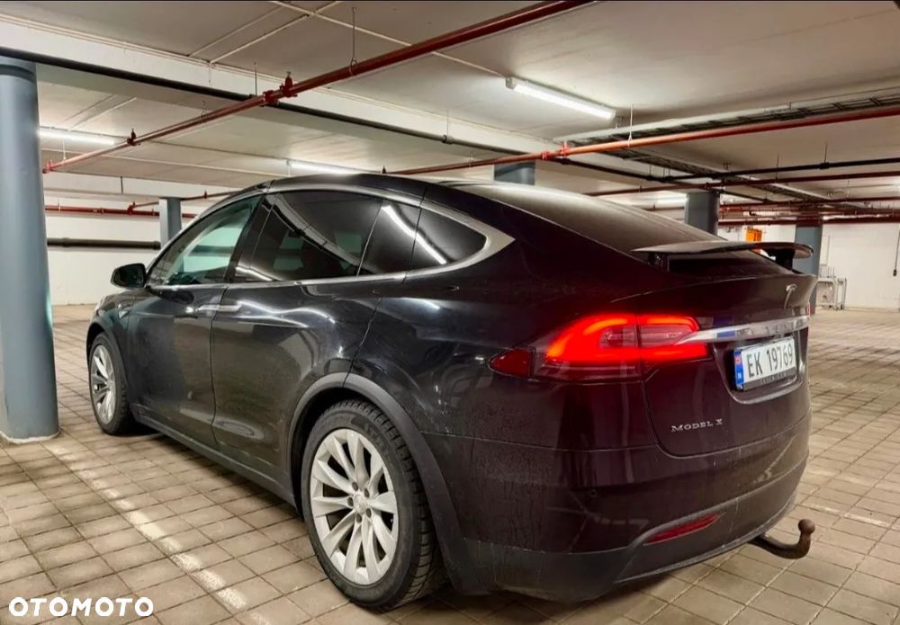 Tesla Model X - 7