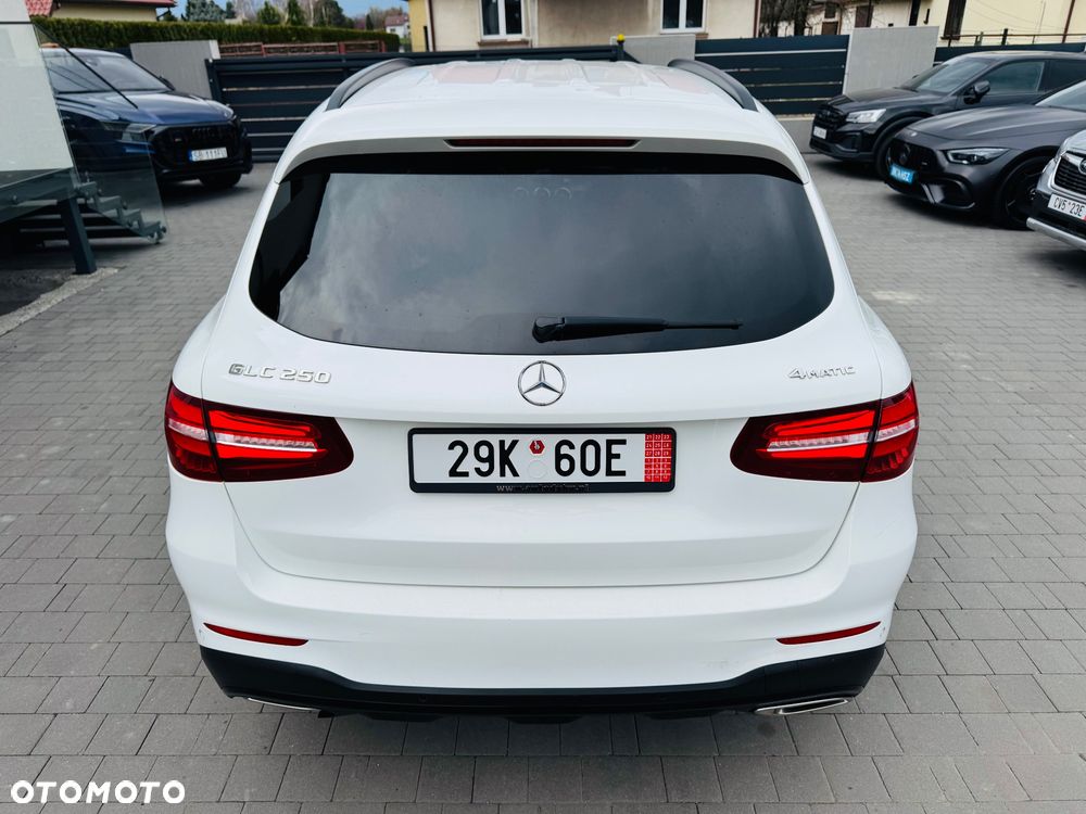 Mercedes-Benz GLC 250 4Matic 9G-TRONIC AMG Line - 11
