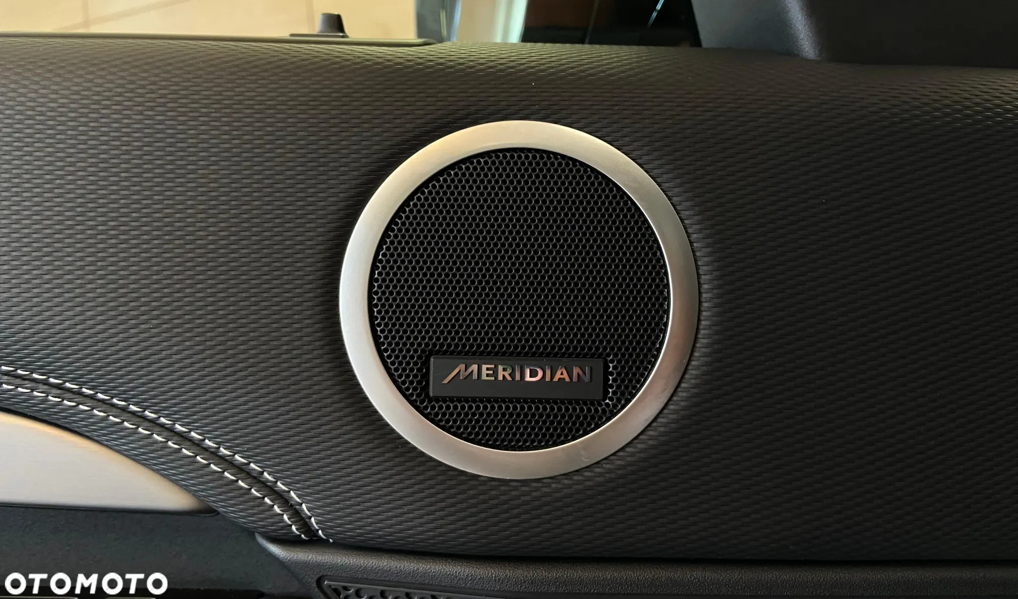 Land Rover Discovery V 2.0 P300 R-Dynamic SE - 31