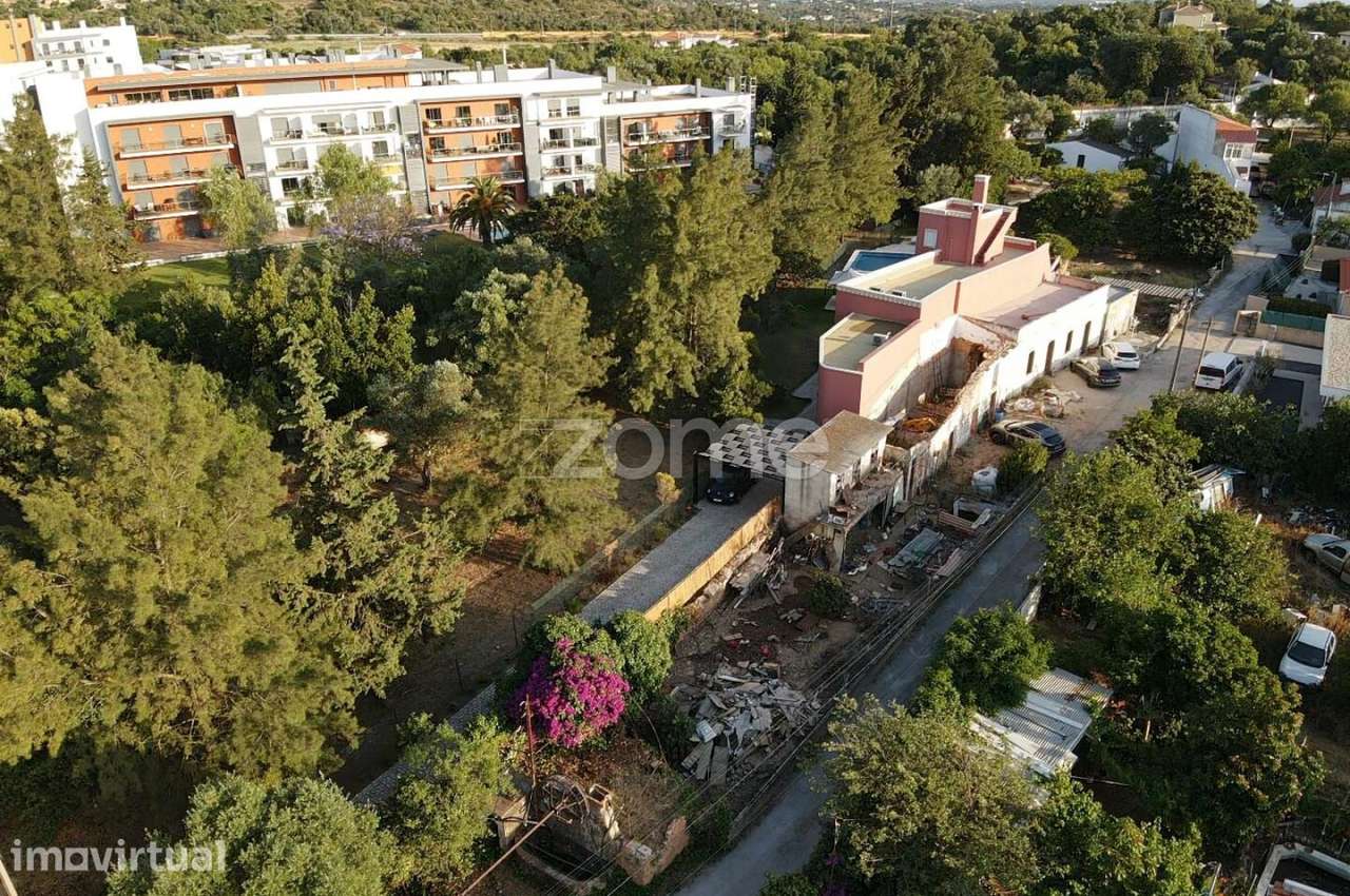 Lote de Terreno com uma área de 1.211m2, com Moradia, em Loulé - Grande imagem: 4/18