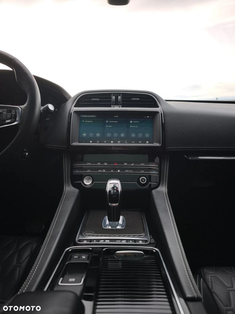 Jaguar F-Pace AWD SVR - 11