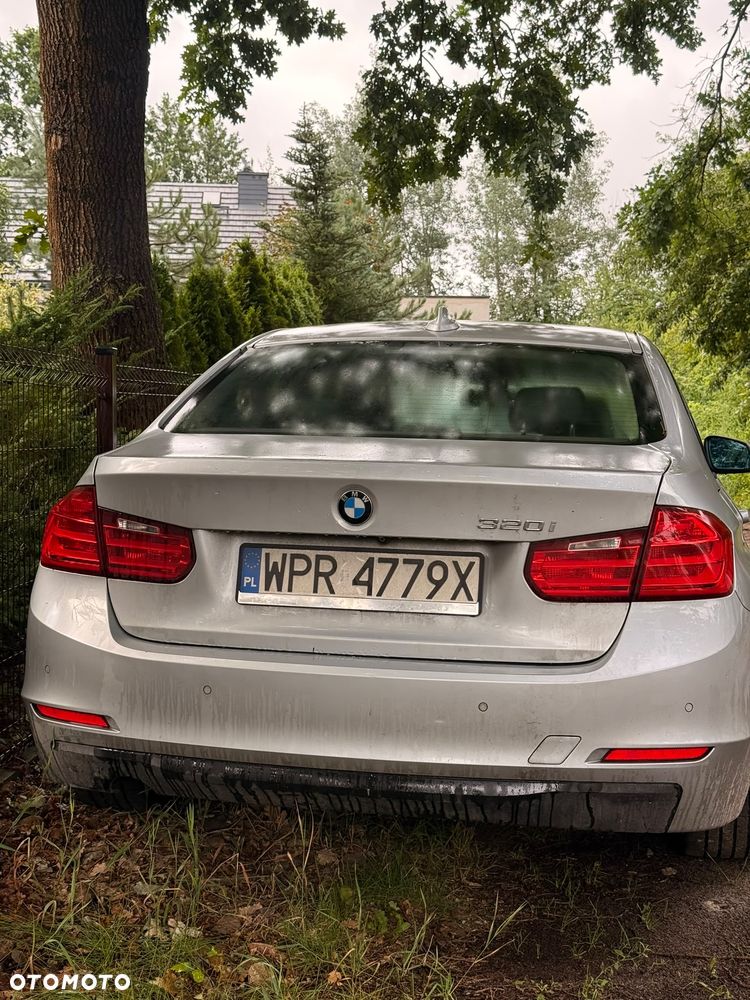 BMW Seria 3 320i - 5