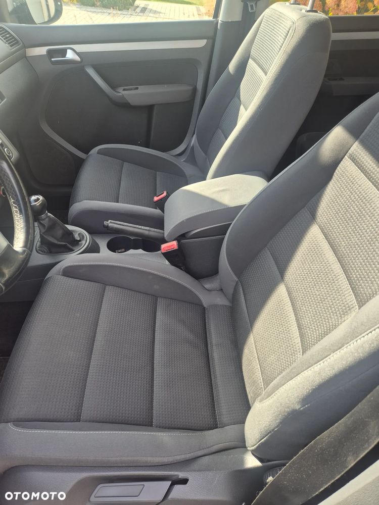 Volkswagen Touran - 12
