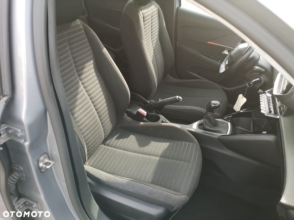 Peugeot 208 - 18